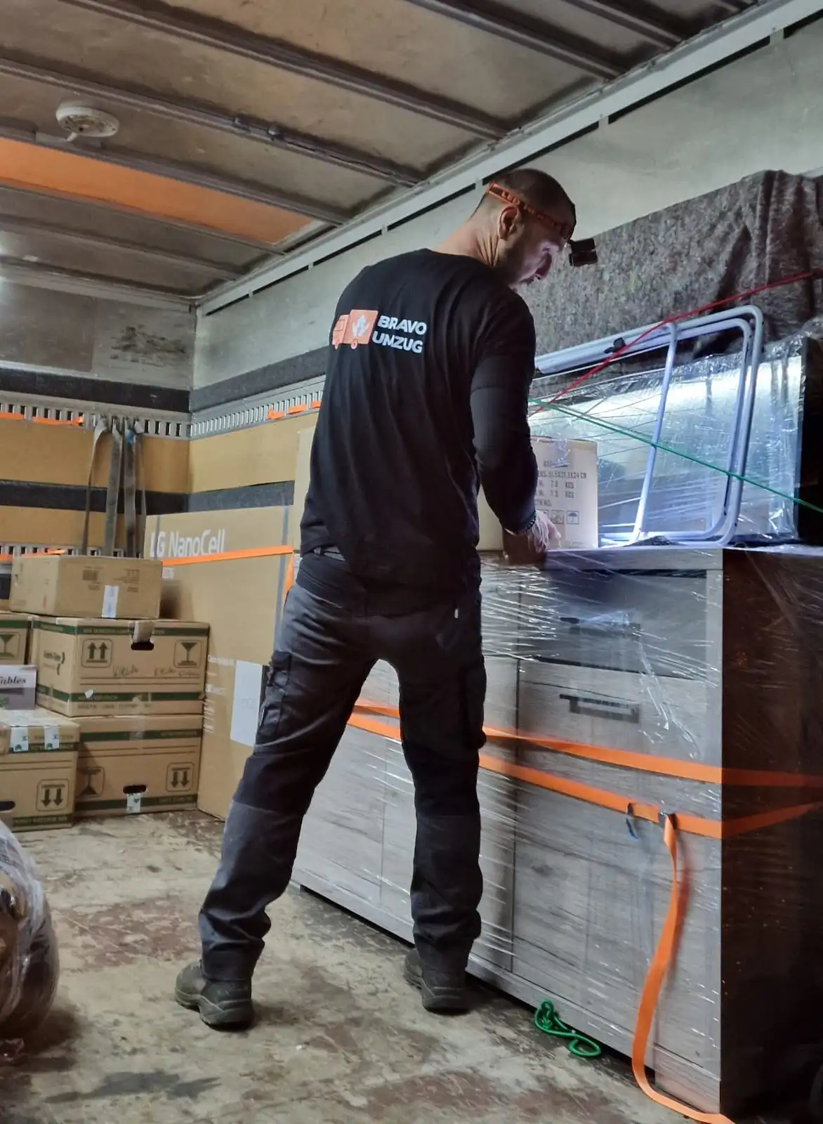 Möbelmontage während eines Umzugs in Zürich