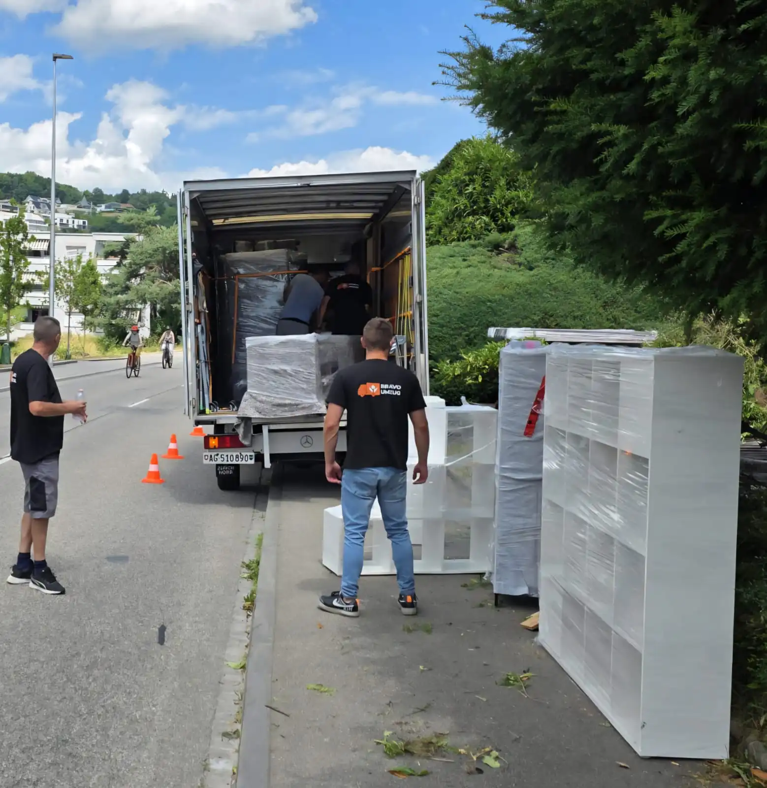 Zügelfirma in Aargau beim Möbeltransport mit Transporter