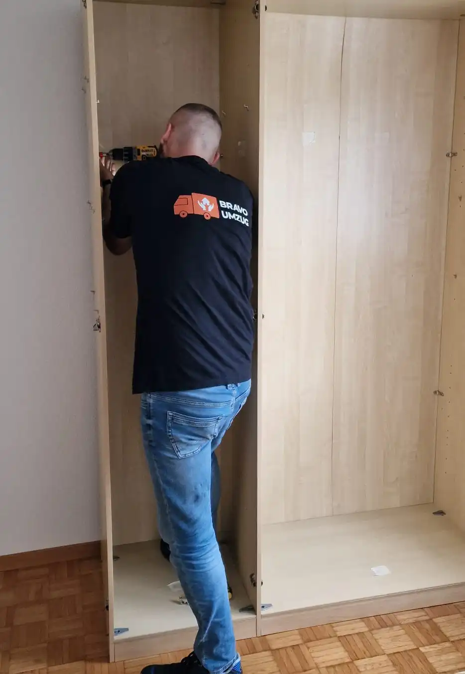 Möbelmontage während eines Umzugs in Zürich